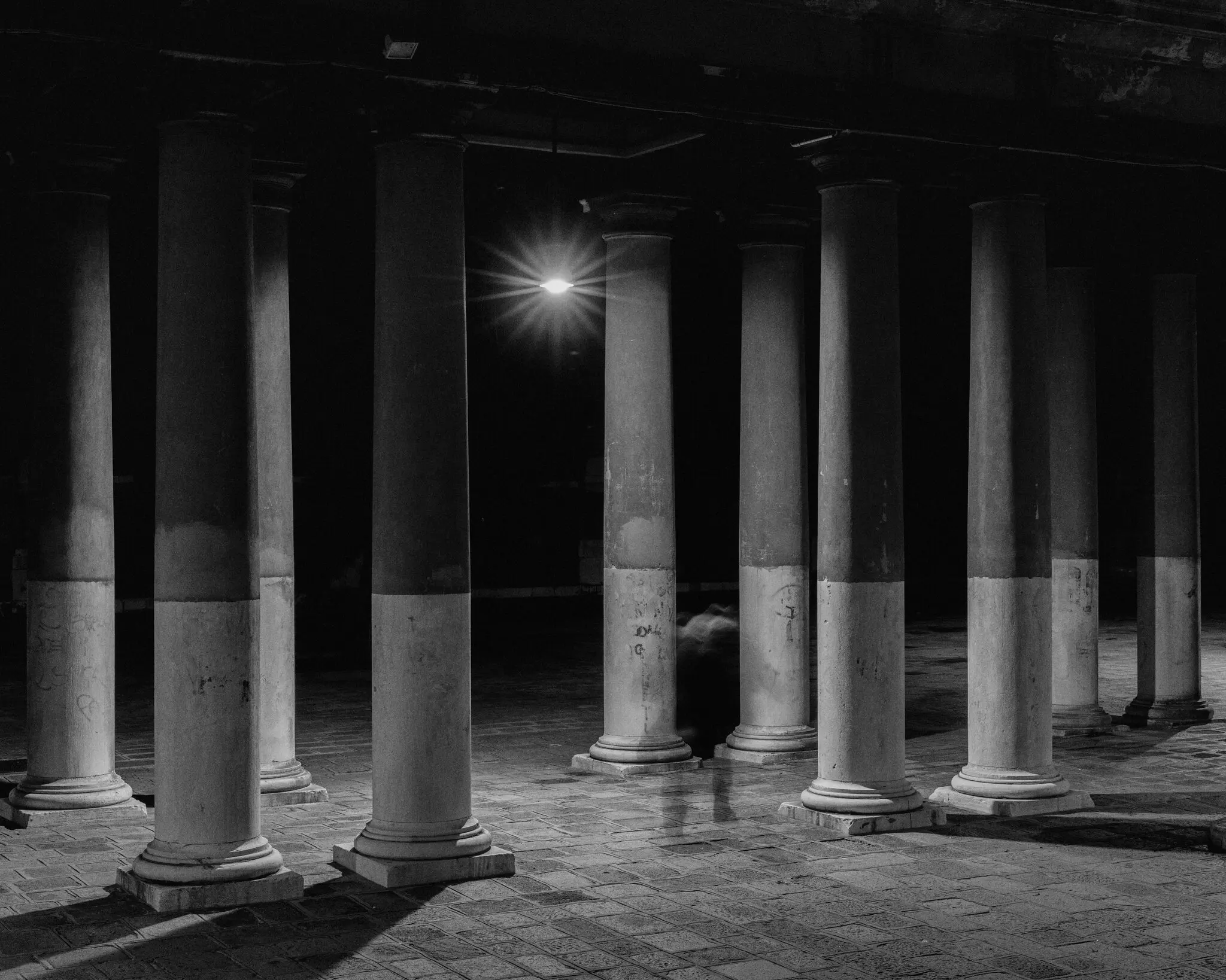 Колонада біля Кампо Сан-Франческо делла Вінья, неподалік від «Пірейського лева». Бродський назвав Венецію «найбільшим шедевром, який коли-небудь створював наш вид».